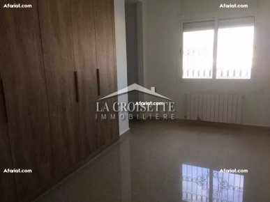 Duplex S+4 avec jardin et piscine à La Marsa MDL0008