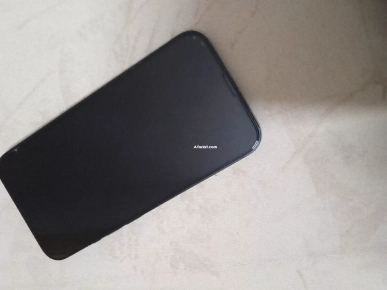 Je mets en vente mon Iphone 13 à  900 d. Appeler 96 124 719.