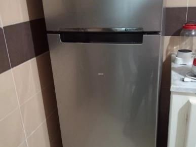 A vendre un réfrigérateur un lit et une machine à laver