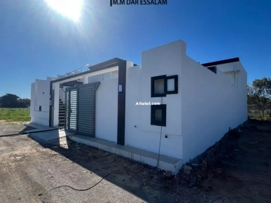 villa avec un piscine près de la mer