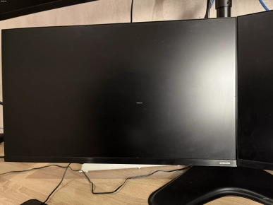 4 moniteurs Samsung 27" T35F Série 3 Full HD (60-75 Hz)