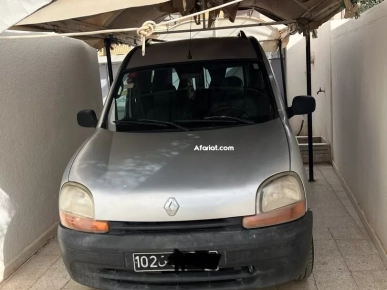 A vendre renault kangoo essence 5 places 5 chevaux année 2002