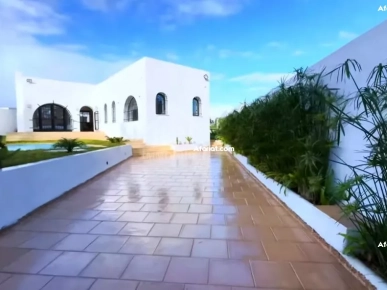 Une villa toute neuve avec piscine à vendre à Hammamet Sud