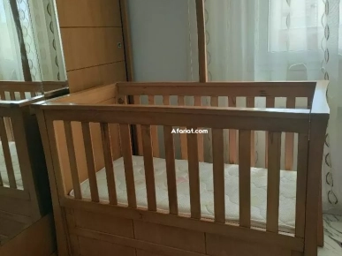 lit bébé avec matelas et accessoires comme photo