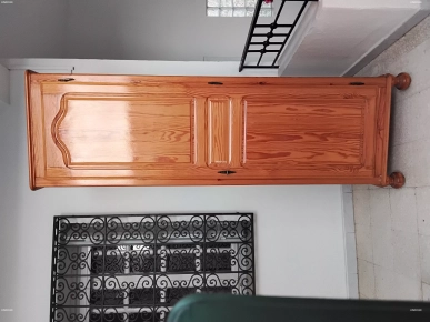 Armoire bois rouge