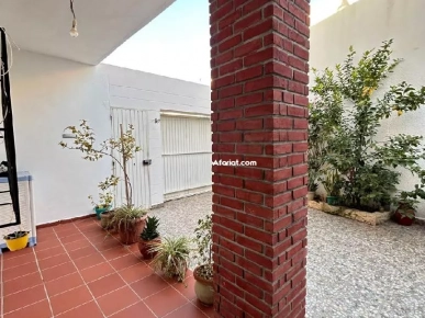 A vendre une maison avec deux magasins