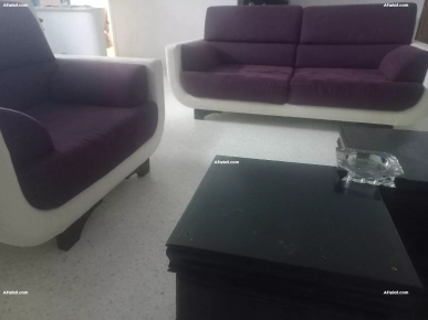 salon avec table basse et rideaux