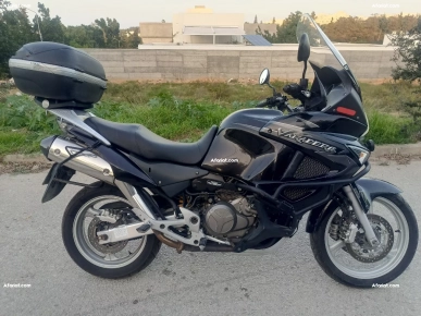 A vendre Honda Varadero avec valises latérale.