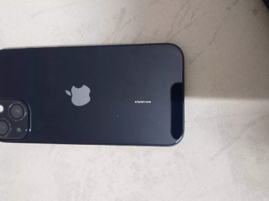 Je mets en vente mon Iphone 13 à  900 d. Appeler 96 124 719.