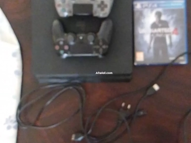 ps4 slim avec deux manette et deux jeux