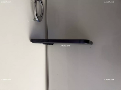 à vendre iPhone 17 pro Max comme neuf prix 3400d