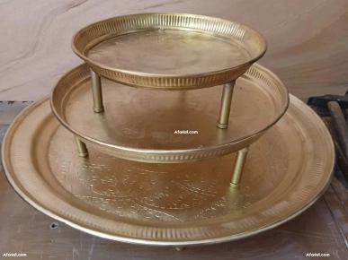 3 Plateaux marocain pieds en cuivre. D: 32, 42, 62, H: 13 cm .