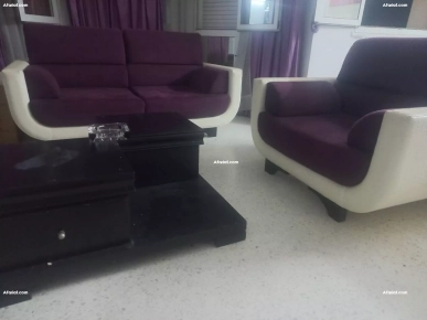 salon avec table basse et rideaux