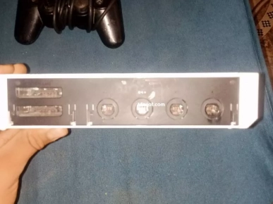 للبيع جهاز Wii مع يد تحكم GameCube ويد PS2 وقرص FIFA 13،