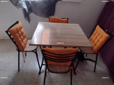 table en vrai bois(4 places)