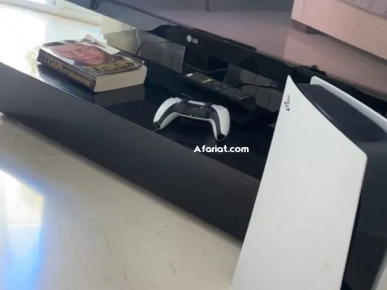 PlayStation 5 Avec une manette et un casque Bluetooth et 2 jeux