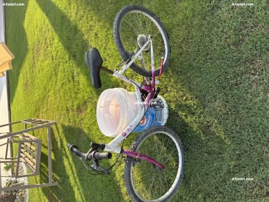 trois vélos en bon état
