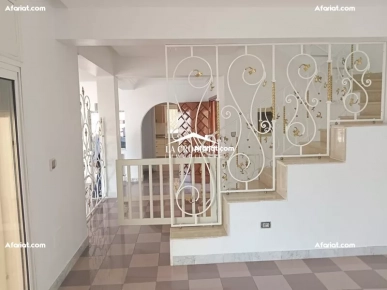 Villa S+4 avec piscine à La Marsa ZVL1599
