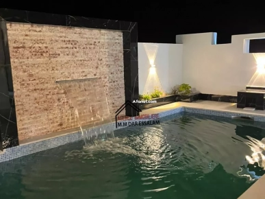 villa avec un piscine près de la mer