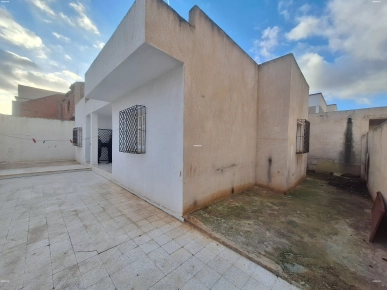 À vendre : Spacieuse maison S+4 située à Sidi Hassine