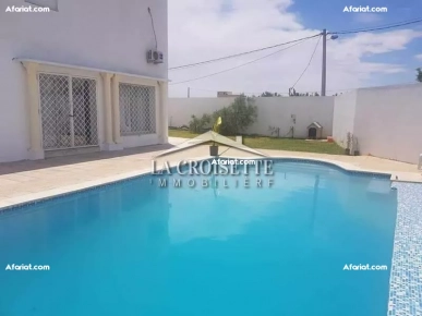 Villa S+6 avec piscine à La Soukra ZVV0404