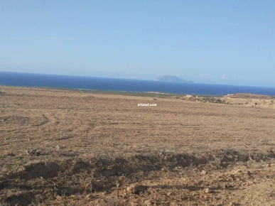 terrain au bord de la mer