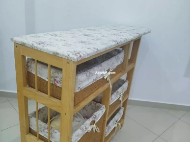 Table à repasser en bois avec paniers
