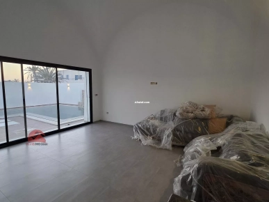 A VENDRE À DJERBA MIDOUN - VILLA AVEC PISCINE ZU - RÉF V683