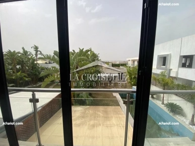 Villa S+3 avec piscine et studio indépendant à La Soukra MVV0278