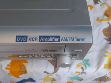 Une lecteur SAMSUNG /cd,dvd,vcd,cd-r,cd-rw,mp3,vhs et S-vhs.