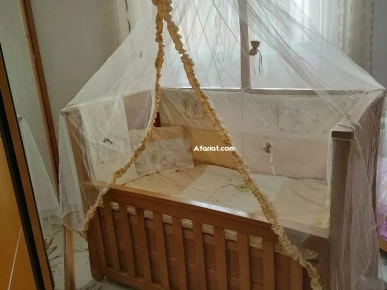 lit bébé avec matelas et accessoires comme photo