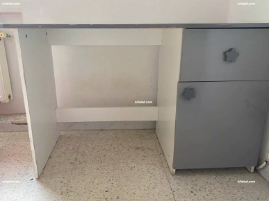 Pack de 5 meubles (2 bureaux, table basse/de nuit, étagère mural)