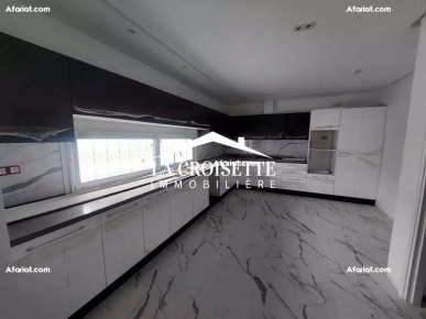 Villa S+4 avec piscine à La Marsa MVL0280