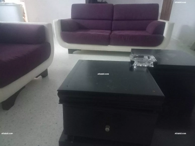 salon avec table basse et rideaux