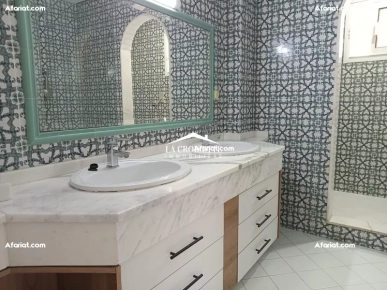 Villa S+4 avec piscine à La Marsa ZVL1599