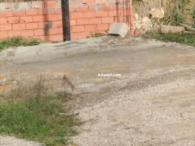 terrain sur la route principal