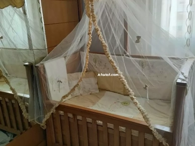 lit bébé avec matelas et accessoires comme photo