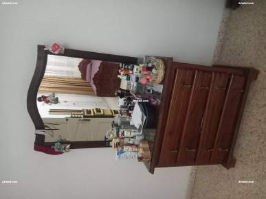 deux lits et une commode en bois