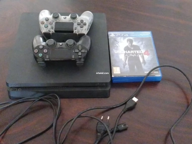 ps4 slim avec deux manette et deux jeux