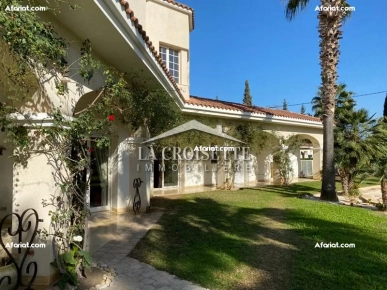 Villa de maitre S+6 à La Soukra ZVL0759