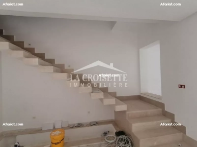 Triplex S+4 avec jardin et piscine à Gammarth  MTRV0021