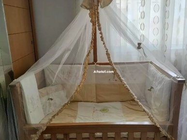 lit bébé avec matelas et accessoires comme photo