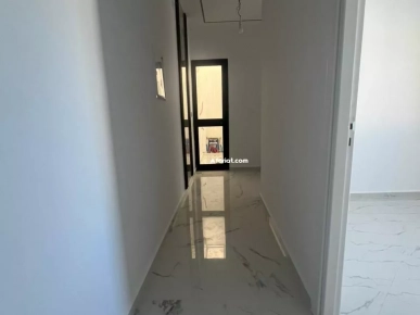 villa avec un piscine près de la mer