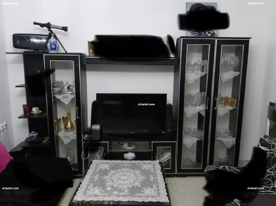 salon cuire noir avec table basse et meuble tv