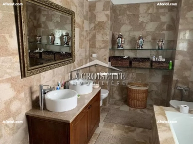 Villa S+5 avec piscine à La Soukra ZVL0911
