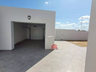 VILLA DE PLAIN-PIED AVEC PISCINE À HOUMT SOUK DJERBA ZA-RÉF V705