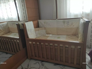 lit bébé avec matelas et accessoires comme photo