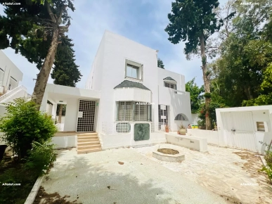 À louer villa S+5 avec jardin au cœur de la Marsa