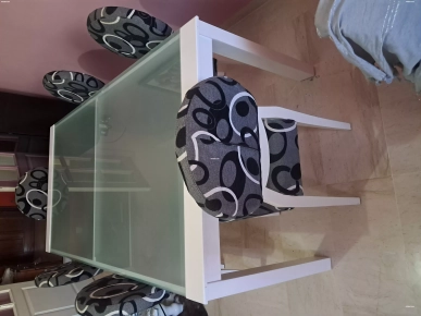 طاولة فطور موبلاتاكس بحالة جد حسنة مع 6 كراسي
