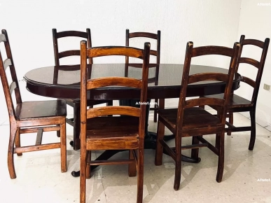 une salle à manger composée d'une table ovale et de six chaises